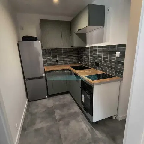 Cucina; elettrodomestici, pavimento in piastrelle