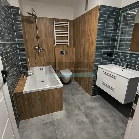 Bagno; pavimento in piastrelle, ristrutturato, luce naturale, stile moderno