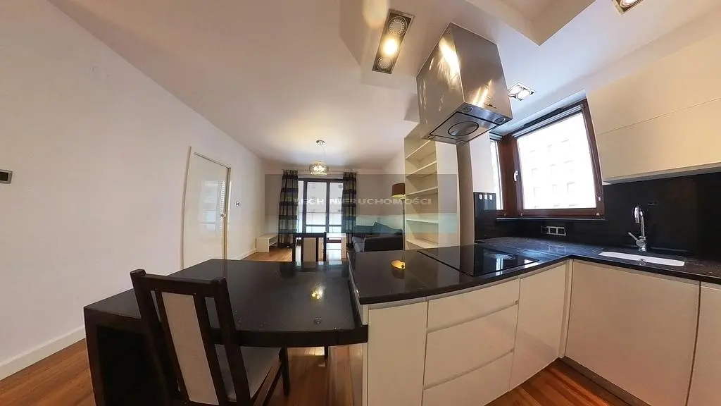 مطبخ; أجهزة المطبخ, أرضية خشبية, ضوء طبيعي