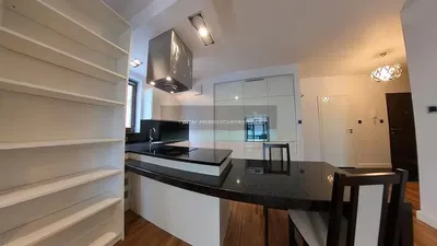 مطبخ; أجهزة المطبخ, أرضية خشبية, ضوء طبيعي, أسلوب عصري