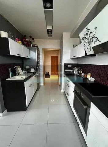 مطبخ; أجهزة المطبخ, أرضية من البلاط, ضوء طبيعي, أسلوب عصري