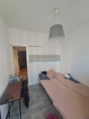 Yatak odası; ahşap zemin, doğal ışık, modern stil