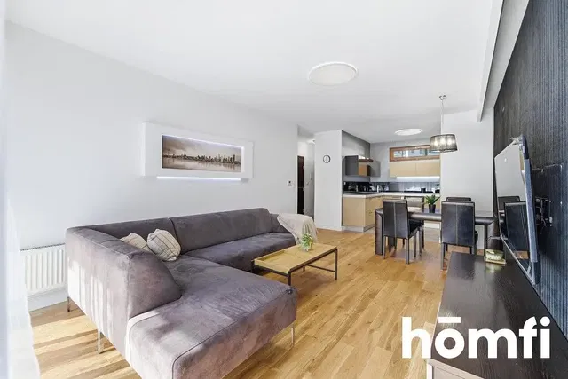 Woonkamer; uitzicht, houten vloer, natuurlijk licht, moderne stijl