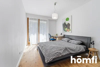 Spavaća soba; prirodno svjetlo, drveni pod, moderni stil