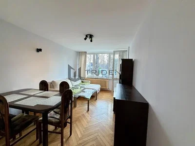 Dnevna soba; drveni pod, prirodno svjetlo, moderni stil