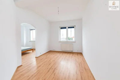 Yatak odası; ahşap zemin, doğal ışık