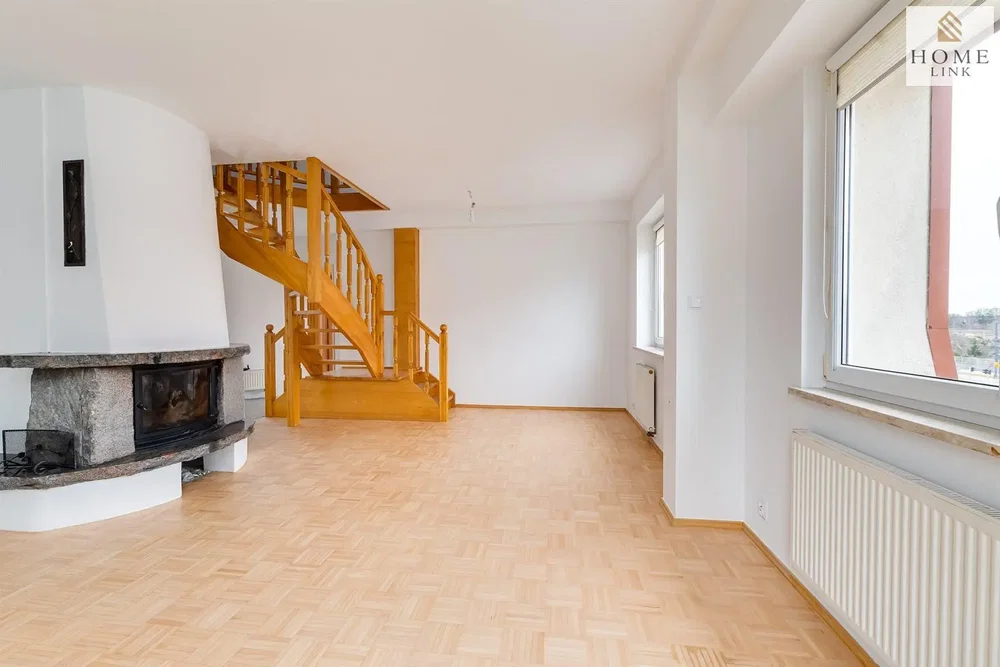 Oturma odası; şömine, ahşap zemin, doğal ışık