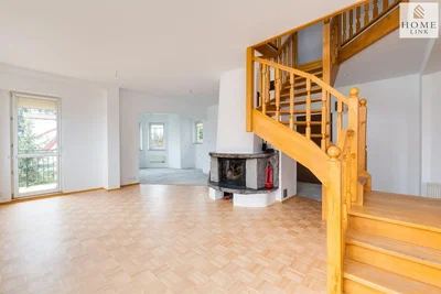 Oturma odası; şömine, ahşap zemin, doğal ışık