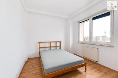 Yatak odası; ahşap zemin, doğal ışık, manzara