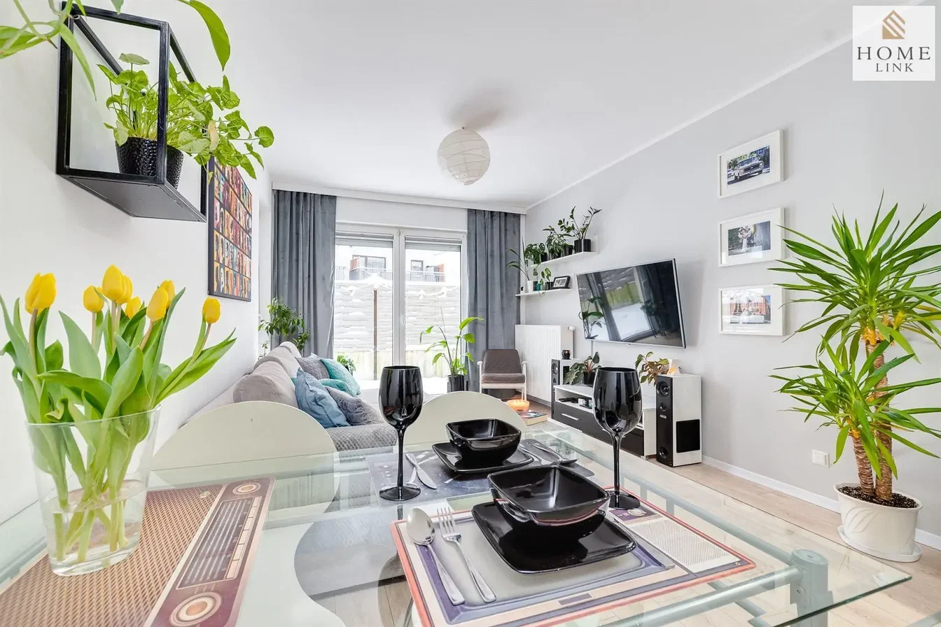 Salon; lumière naturelle, style moderne, parquet