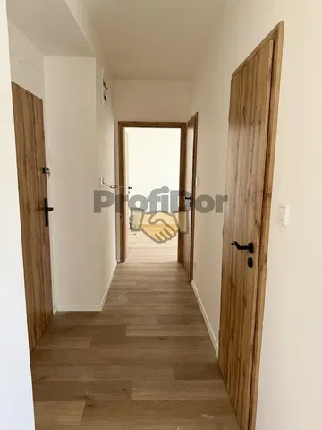 Kamer; houten vloer, natuurlijk licht