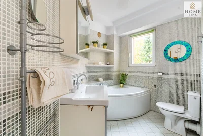 Banyo; fayans zemin, doğal ışık, tadilatlı