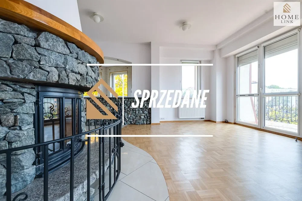 Oturma odası; şömine, ahşap zemin, doğal ışık