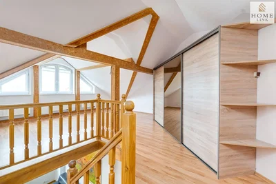 Çocuk odası; ahşap kirişler, ahşap zemin, doğal ışık