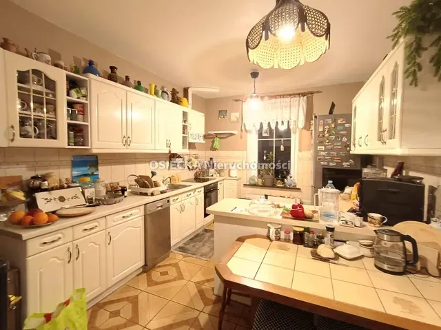 Cucina; pavimento in piastrelle, elettrodomestici, luce naturale