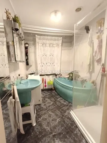 Bagno; pavimento in piastrelle, luce naturale, ristrutturato, stile moderno