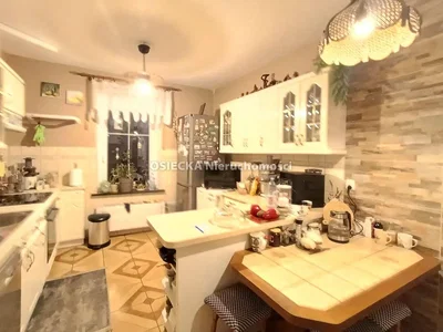Kuhinja; kuhinjski aparati, prirodno svjetlo, moderni stil