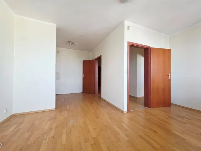 Soggiorno; pavimento in legno, luce naturale