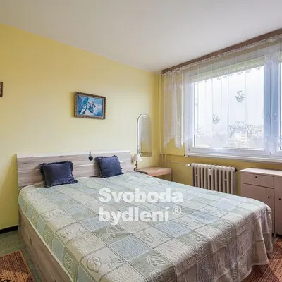 Ložnice; přirozené světlo, moderní styl