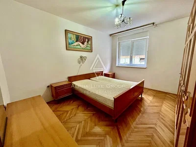 Спаваћа соба; дрвени под, природно светло