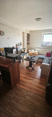 Wohnzimmer; holzboden, tageslicht, moderner stil