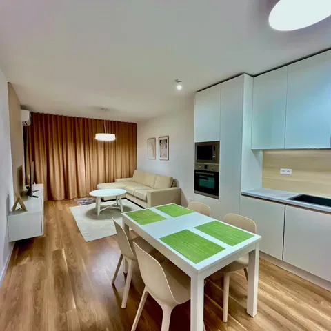 Woonkamer; moderne stijl, gerenoveerd, natuurlijk licht