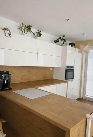 Kitchen; kitchen appliances, natural light, modern style