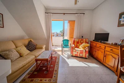 Oturma odası; manzara, fayans zemin, doğal ışık