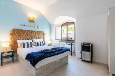 Spavaća soba; prirodna svjetlost, moderan stil