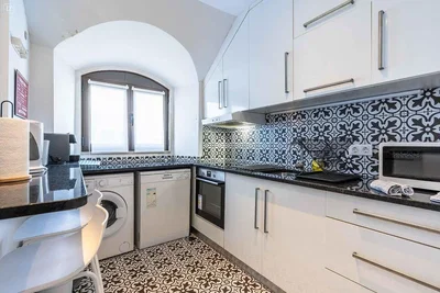 Kuhinja; kućanski aparati, pločice, prirodna svjetlost, moderan stil