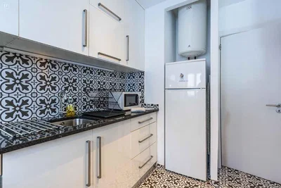 Keuken; keukenapparatuur, tegelvloer