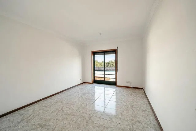 Хол; плочки, гледка, естествена светлина