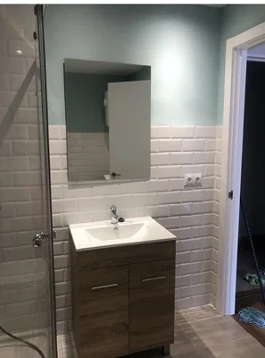 Banyo; fayans zemin, fayans zemin, doğal ışık, tadilatlı