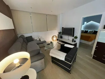 Oturma odası; modern stil, ahşap zemin, doğal ışık