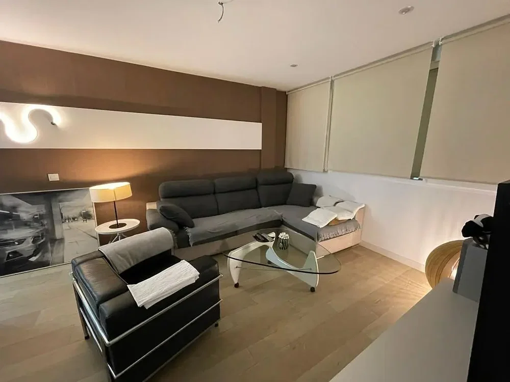Oturma odası; ahşap zemin, doğal ışık, modern stil