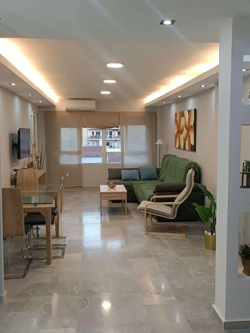 Oturma odası; fayans zemin, doğal ışık, modern stil