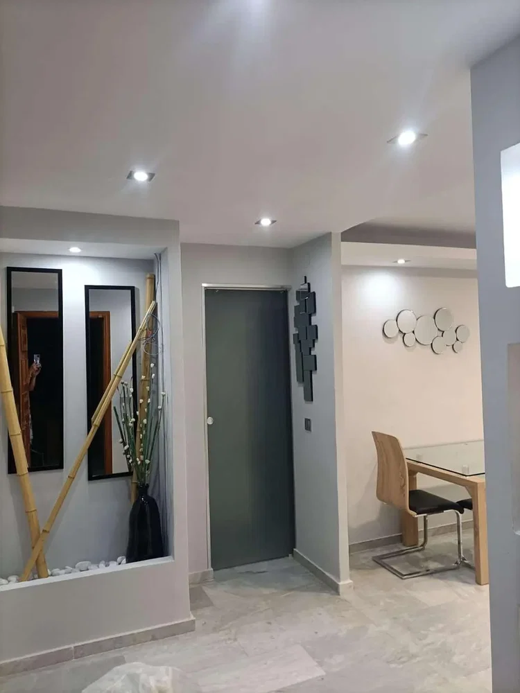 Oturma odası; modern stil, doğal ışık, fayans zemin