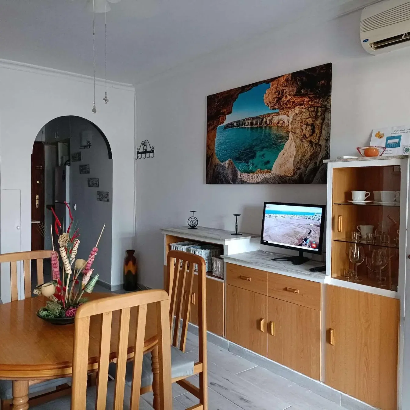 Wohnzimmer; fliesenboden, tageslicht, moderner stil