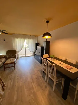 Wohnzimmer; holzboden, tageslicht, moderner stil