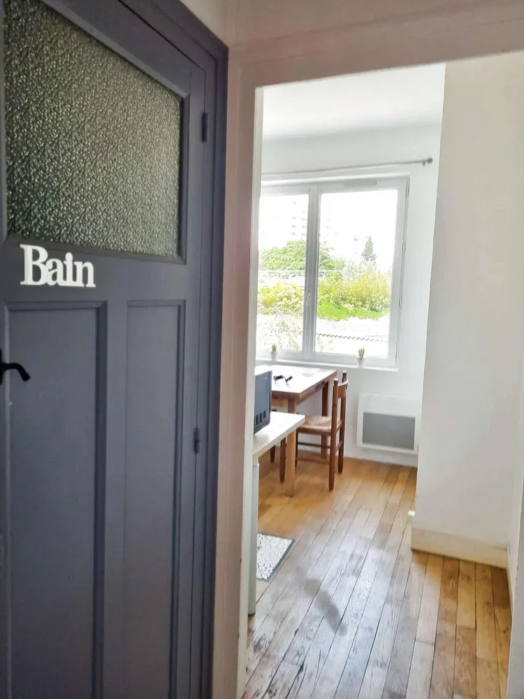 Badezimmer; holzboden, tageslicht, blick