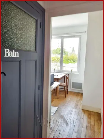 Spavaća soba; drveni pod, prirodno svjetlo, pogled