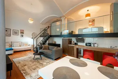 Oturma odası; doğal ışık, modern stil, ahşap zemin