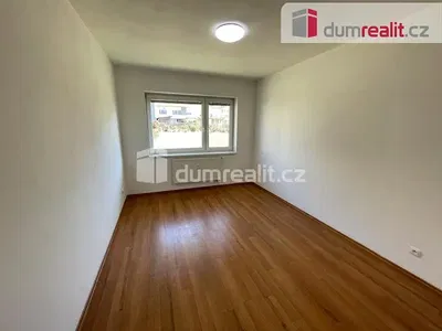 Schlafzimmer; holzboden, tageslicht