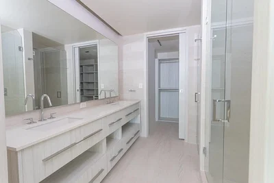 Badezimmer; fliesenboden, tageslicht, renoviert