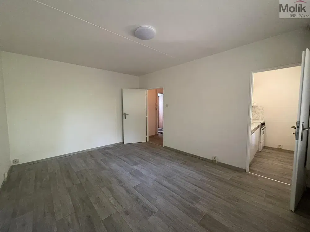 Schlafzimmer; holzboden, tageslicht, renoviert