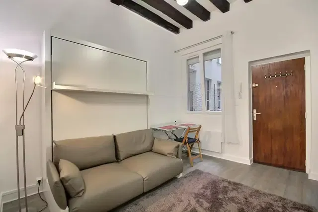 Salon; poutres en bois, lumière naturelle, style moderne