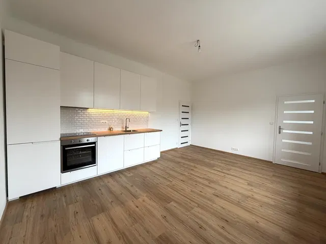 Cuisine; électroménager, parquet, rénové, lumière naturelle, style moderne