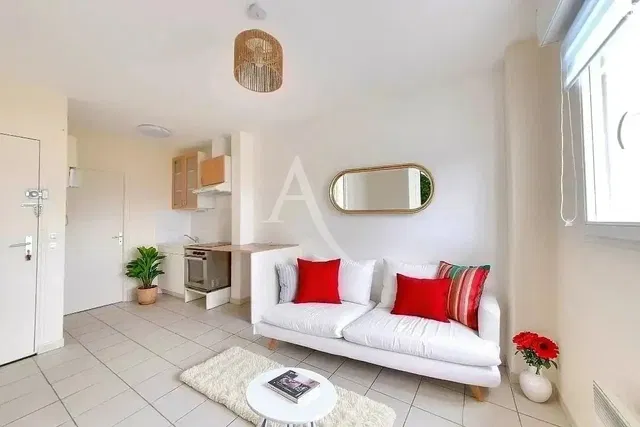 Salon; carrelage, électroménager, lumière naturelle