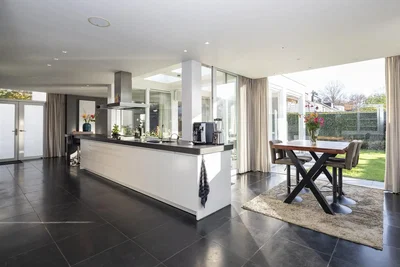 Cuisine; électroménager, lumière naturelle, carrelage, vue