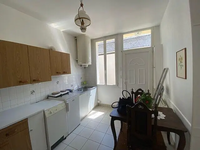 Kuchnia; sprzęt kuchenny, podgrzewacz wody, podłoga z płytek, światło dzienne